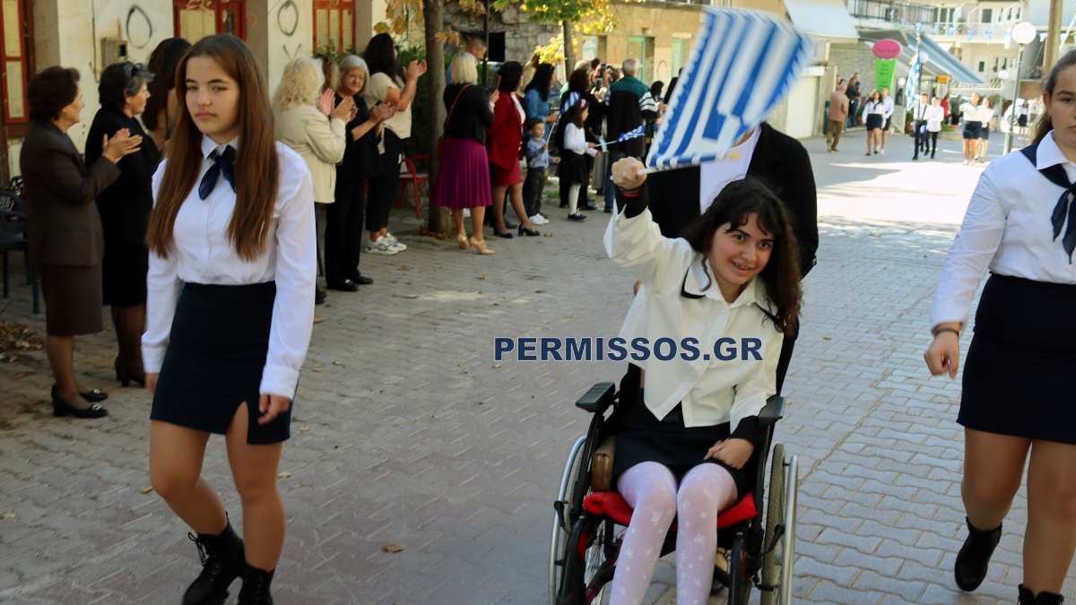 Συγκίνηση στις Θεσπιές: Παρέλασε η μικρή Αλεξία 6 χρόνια μετά τον τραυματισμό της από αδέσποτη σφαίρα