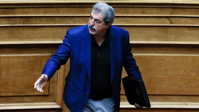 Ξέσπασε ο Πολάκης: «Βρε ουστ από δω, καλά κάναμε και δεν πήγαμε στην κηδεία του Σαββόπουλου»