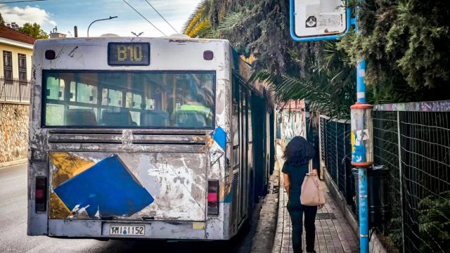 Τροχαίο στον Πειραιά: 72χρονη παρασύρθηκε από λεωφορείο ενώ προσπαθούσε να επιβιβαστεί