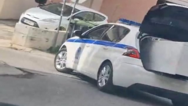 Αδιανόητο βίντεο δείχνει περιπολικό της ΕΛ.ΑΣ να μεταφέρει ψυγείο στο πορτ μπαγκάζ