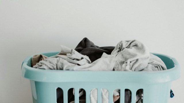 Πλυντήριο: Χρειάζεστε μόνο 1 συστατικό για να σταματήσουν να μυρίζουν τα ρούχα σας μούχλα και ιδρώτα