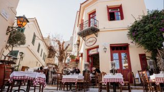 Η Παλιά Ταβέρνα του Ψαρρά: Το χρονικό της γεύσης στην καρδιά της Πλάκας