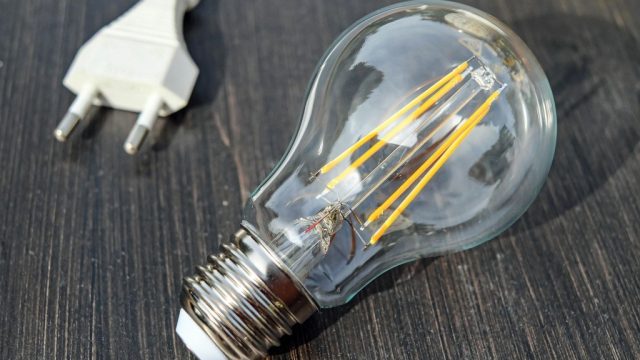 Γιατί παραμένει ακριβό το ρεύμα;