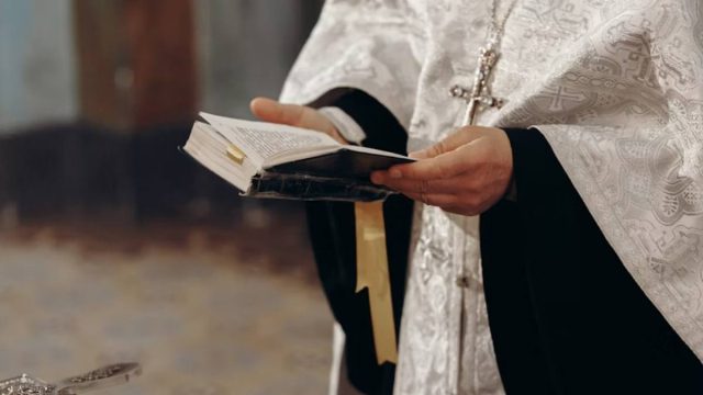 Καταγγελία – σοκ στη Ρόδο: Ιερέας κατηγορείται ότι έγδυσε και έτριβε με λάδι τουρίστα