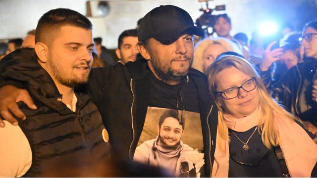 «Συνεχίζουμε μέχρι τέλους»: Μεγάλη συγκέντρωση στο Σύνταγμα στο πλευρό του Πάνου Ρούτσι μετά την λήξη της απεργίας πείνας