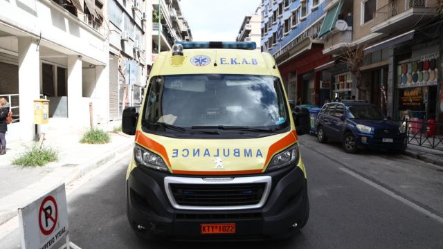 Θεσσαλονίκη: Ταξιτζής χτύπησε μοτοσικλέτα με δύο αστυνομικούς και εξαφανίστηκε
