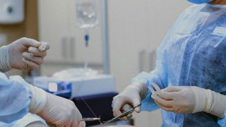 «Σαν να με έχει σφάξει χασάπης – Mέχρι και ο άνδρας μου κάνει εμετό» – Σε απόγνωση η 30χρονη μετά την αποτυχημένη αυξητική στήθους