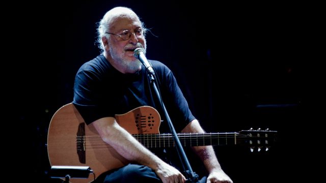 Διονύσης Σαββόπουλος: Η φυλάκιση επί Χούντας, η συγγνώμη στα παιδιά του, τα σ’ αγαπώ που δεν μπόρεσε να πει και ο καρκίνος