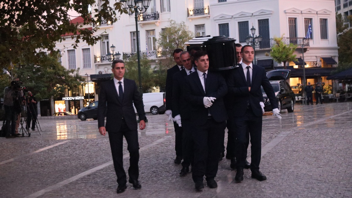 Διονύσης Σαββόπουλος: Στο παρεκκλήσι της Μητρόπολης η σορός του – Εκτίθεται σε λαϊκό προσκύνημα