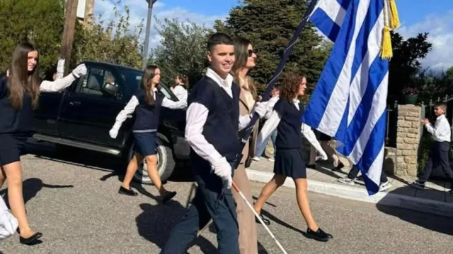 Συγκίνηση στο Αγρίνιο: Ο τυφλός μαθητής Ιωάννης Παπαθανασίου σημαιοφόρος στην παρέλαση της 28ης Οκτωβρίου (video)