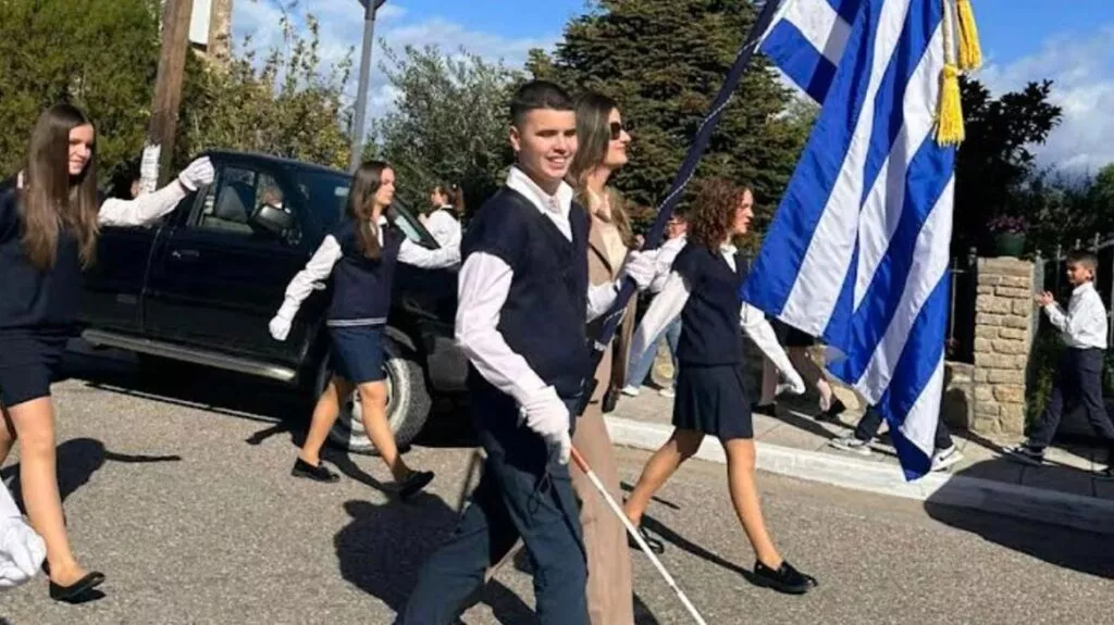 Συγκίνηση στο Αγρίνιο: Ο τυφλός μαθητής Ιωάννης Παπαθανασίου σημαιοφόρος στην παρέλαση της 28ης Οκτωβρίου (video)