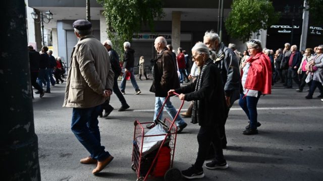 Τα 2 σενάρια για τις συντάξεις: Ο «πονοκέφαλος» της αύξησης στα όρια ηλικίας