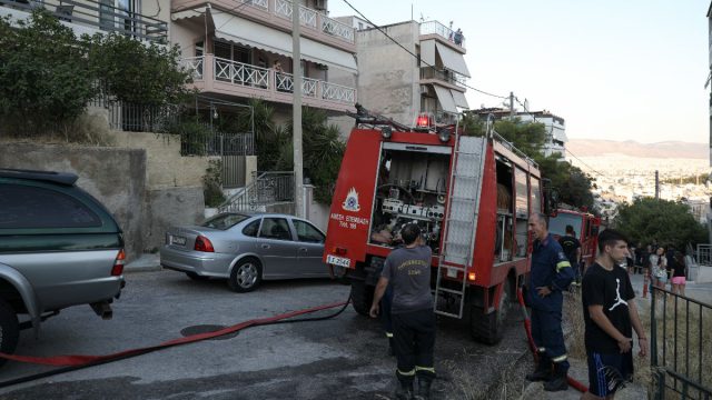 Στις φλόγες τυλίχθηκε ΙΧ αυτοκίνητο στη Νίκαια – Ποιος δρόμος έκλεισε