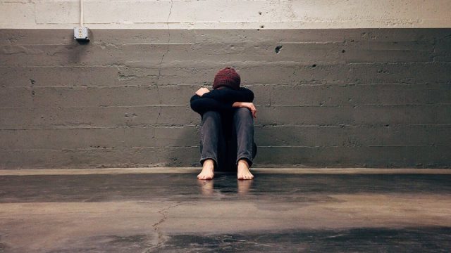 Γιατί φοβάσαι τη δέσμευση; 3 βαθύτεροι λόγοι που σε κάνουν να αποφεύγεις τις σταθερές σχέσεις