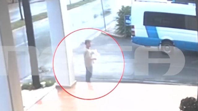 Με καφέ και σάντουιτς στο χέρι ο φερόμενος συνεργός μετά το διπλό φονικό στην Φοινικούντα – «Ήταν εντυπωσιακός»