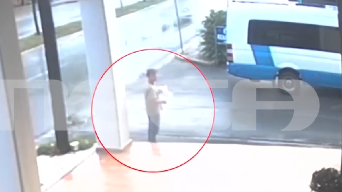 Με καφέ και σάντουιτς στο χέρι ο φερόμενος συνεργός μετά το διπλό φονικό στην Φοινικούντα – «Ήταν εντυπωσιακός»