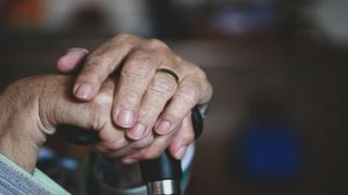 Συντάξεις: Έρχεται τριπλό μπόνους για 1,1 εκατ. συνταξιούχους με αύξηση, μείωση φόρου και επίδομα 250 ευρώ