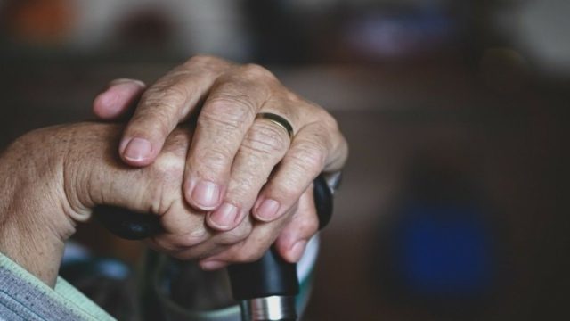 Συντάξεις: Έρχεται τριπλό μπόνους για 1,1 εκατ. συνταξιούχους με αύξηση, μείωση φόρου και επίδομα 250 ευρώ