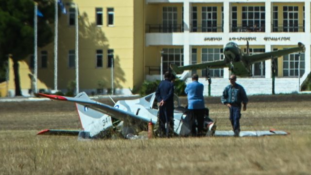 Στα δύο κόπηκε το εκπαιδευτικό αεροσκάφος που έπεσε στο Τατόι – Οι εκτιμήσεις για τα αίτια του ατυχήματος