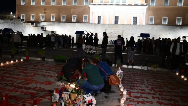 Ηχηρό «παρών» από την ομάδα «Μέχρι Τέλους» στο άτυπο μνημείο των θυμάτων των Τεμπών