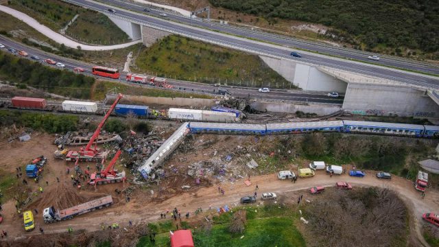 Αναβλήθηκε η πρώτη δίκη για τα Τέμπη: Η φράση που προκάλεσε την έκρηξη οργής των συγγενών των θυμάτων