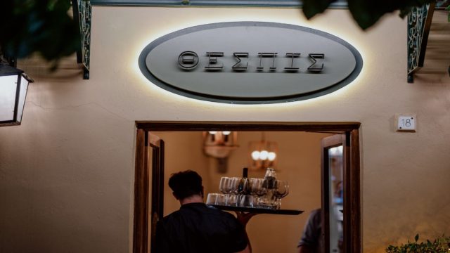 Θέσπις: Όταν η ελληνική κουζίνα «ανεβαίνει» στην Πλάκα