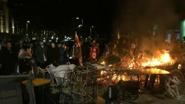 Γεωργία: Διαδηλωτές επιχείρησαν να μπουν στο προεδρικό μέγαρο – Σοβαρά επεισόδια