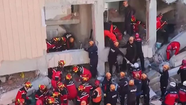 Μεγάλη επιχείρηση διάσωσης μετά την κατάρρευση του κτιρίου στην Κωνσταντινούπολη – Ακούγονται φωνές κάτω από τα συντρίμμια