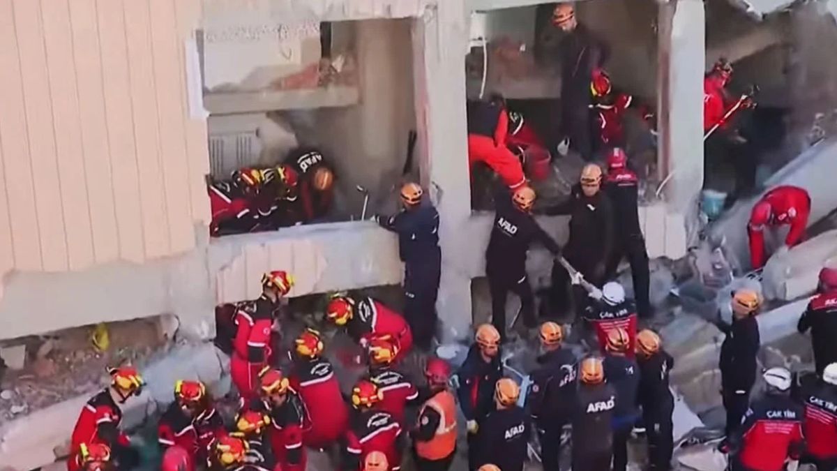 Μεγάλη επιχείρηση διάσωσης μετά την κατάρρευση του κτιρίου στην Κωνσταντινούπολη – Ακούγονται φωνές κάτω από τα συντρίμμια