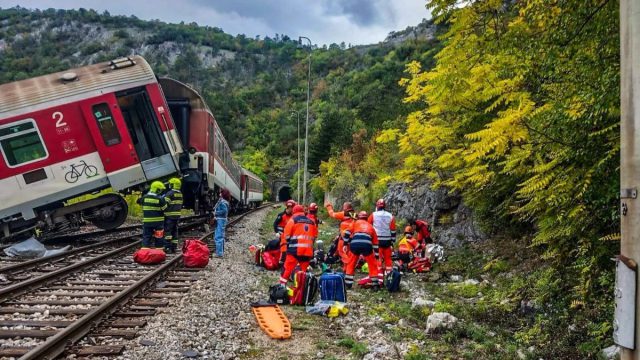 Δεκάδες τραυματίες από μετωπική σύγκρουση τρένων στη Σλοβακία – «Ανθρώπινο λάθος» λέει η κυβέρνηση