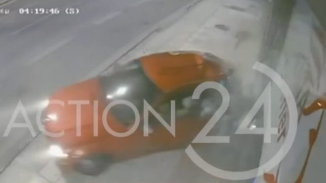 Αυτοκίνητο καρφώθηκε σε τζαμαρία των ΕΛΤΑ στη λεωφόρο Κηφισίας – «Είναι η πέμπτη φορά»