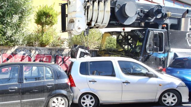 Κερατσίνι: Γερανός παρέσυρε σταθμευμένα οχήματα έξω από το Δημοτικό Κολυμβητήριο