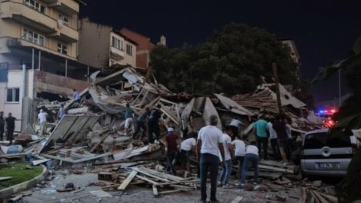 Όλεθρος στην Τουρκία: Κατέρρευσαν κτήρια από τον σεισμό των 6,1 Ρίχτερ – Στους δρόμους πολίτες