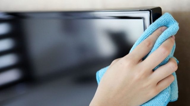 Πώς να κάνεις την οθόνη της τηλεόρασής σου να φαίνεται σαν καινούργια – Το κόλπο με τα υλικά που έχεις στο σπίτι