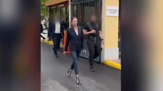 Τζίνα Αλιμόνου: Η στιγμή που φτάνει στο δικαστήριο – 10 μήνες φυλάκιση στον πρώην σύντροφό της
