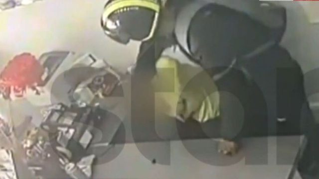 Νέο Ηράκλειο: Πατέρας εισέβαλε σε κατάστημα και ξυλοκόπησε την κόρη του – Σοκαριστικό βίντεο ντοκουμέντο