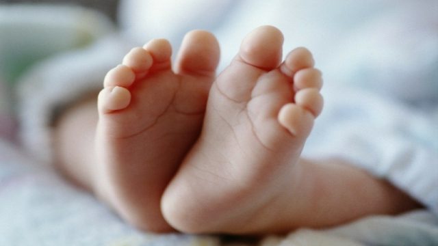 Φρίκη στη Μυτιλήνη: «Έλουσαν» βρέφος με καυτό τσάι
