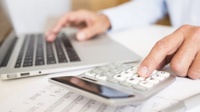 Πόσα κερδίζετε στον μισθό σας από τον Ιανουάριο μετά τις φοροελαφρύνσεις – Άνοιξε η εφαρμογή TaxCalc