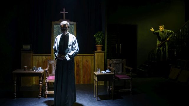 Ήλιος με δόντια: Μια παράσταση βασισμένη στο ομώνυμο μυθιστόρημα του Γιάννη Μακριδάκη