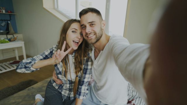 5 σημάδια που μαρτυρούν ότι ένα ζευγάρι δίνει «παράσταση» με τη σχέση του στα social media