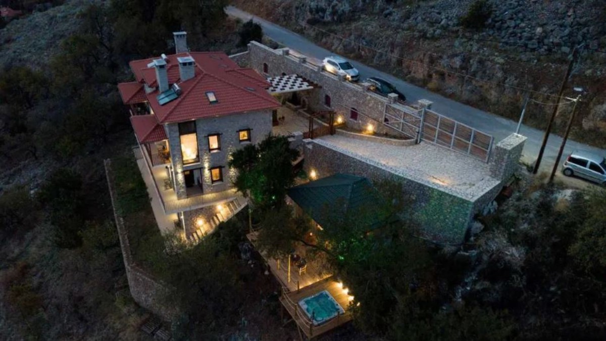 Almond House: Γιατί όλοι μιλούν γι’ αυτό το adults-only καταφύγιο στην Αράχωβα;