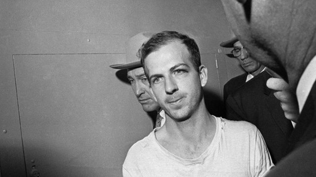 Σαν σήμερα, 24 Νοεμβρίου 1963: Η «ζωντανή» εκτέλεση – Όταν ο Λι Χάρβεϊ Οσβαλντ δολοφονήθηκε μπροστά στα μάτια της Αμερικής