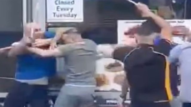 Άγρια συμπλοκή: Οικογένειες Τούρκων διαπληκτίζονται με σούβλες κεμπάπ στα χέρια (video)