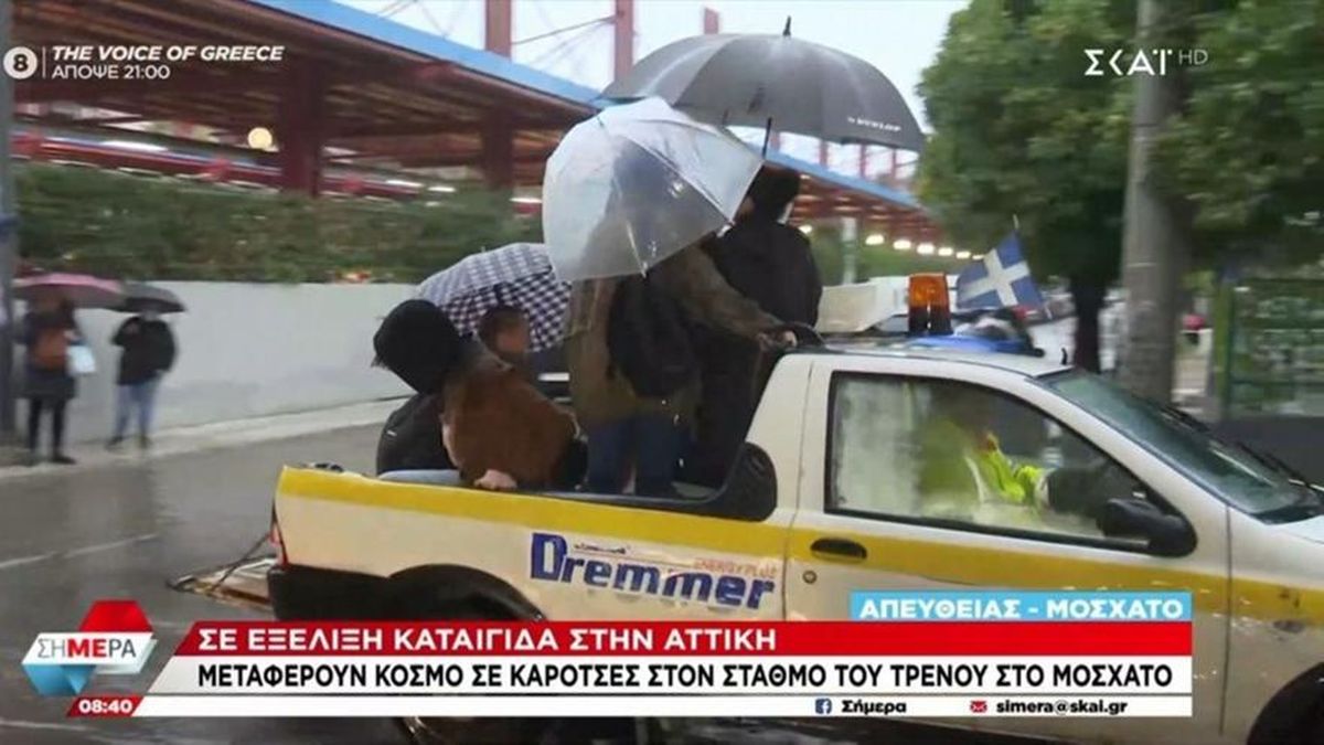 Απίστευτες εικόνες στον ΗΣΑΠ Μοσχάτου: Μεταφέρουν κόσμο με καρότσες και κλαρκ
