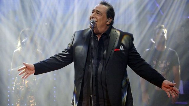 «Άλλοθι»: Πώς δημιουργήθηκε ένα από τα πιο αγαπημένα τραγούδια του Βασίλη Καρρά