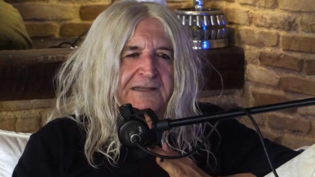 Καρβέλας: «Κάθε φορά που τον ακούω να τραγουδάει με πιάνουν τα γέλια, πιο χάλια φωνή δεν υπάρχει»