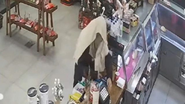 Ληστής από τα… Temu στην Ηλεία: Πήγε να ληστέψει καφετέρια με κατσαβίδι και… πετσέτα στο κεφάλι! (video)