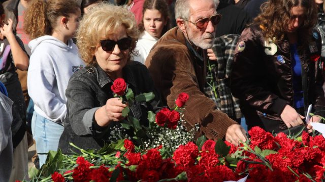 Σε κλίμα συγκίνησης οι εκδηλώσεις για το Πολυτεχνείο: Η Μάγδα Φύσσα άφησε λουλούδια στο Μνημείο