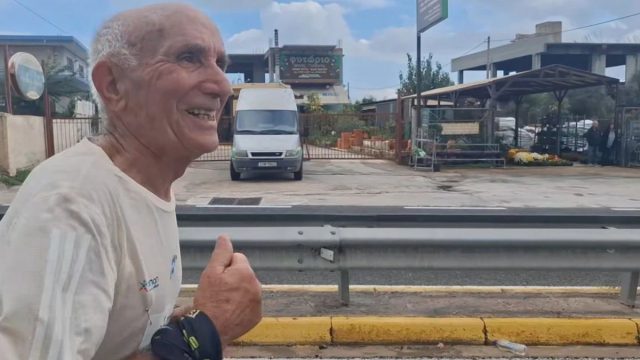 «Δεν έχω καπνίσει ποτέ, πίνω λίγο τσίπουρο για φάρμακο» – Ο 88χρονος που έτρεξε στον Μαραθώνιο αποκαλύπτει τα μυστικά του