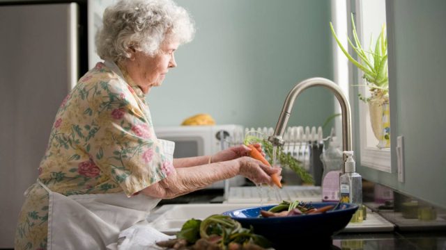 Ένας στους δέκα συνταξιούχους συνεχίζει να εργάζεται – Ρεκόρ απασχόλησης